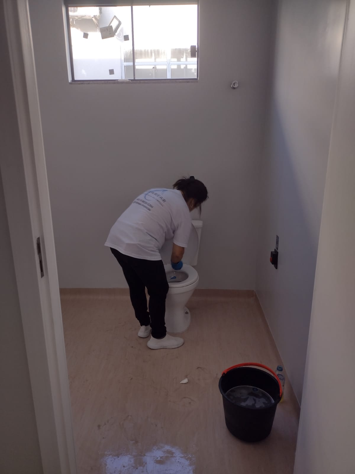 Colaboradora da Clarear limpando banheiro em empreendimento residencial de alto padrão