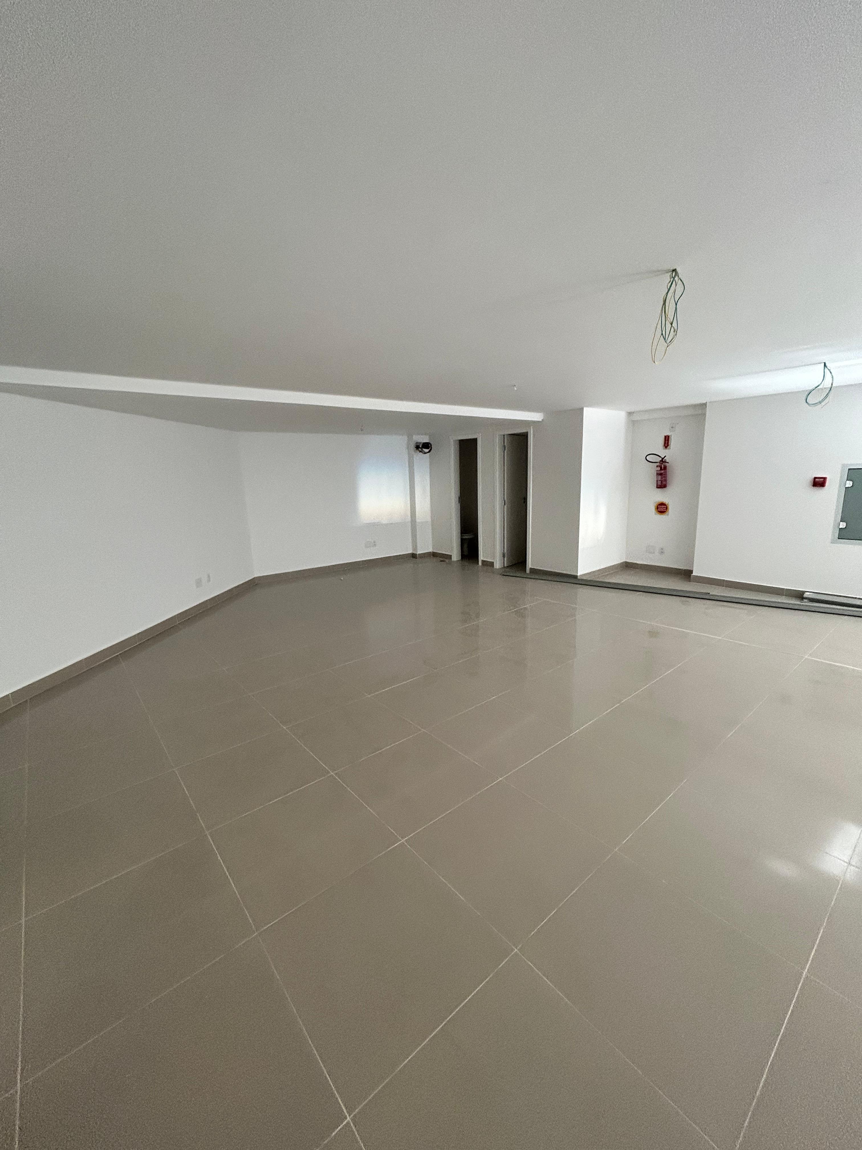 Limpeza pós-obra em sala comercial